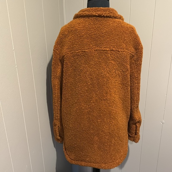 BLANK NYC cinnamon stick Sherpa shacket.
Faux Sherpa Shirt Jacket. Small - Picture 4 of 8